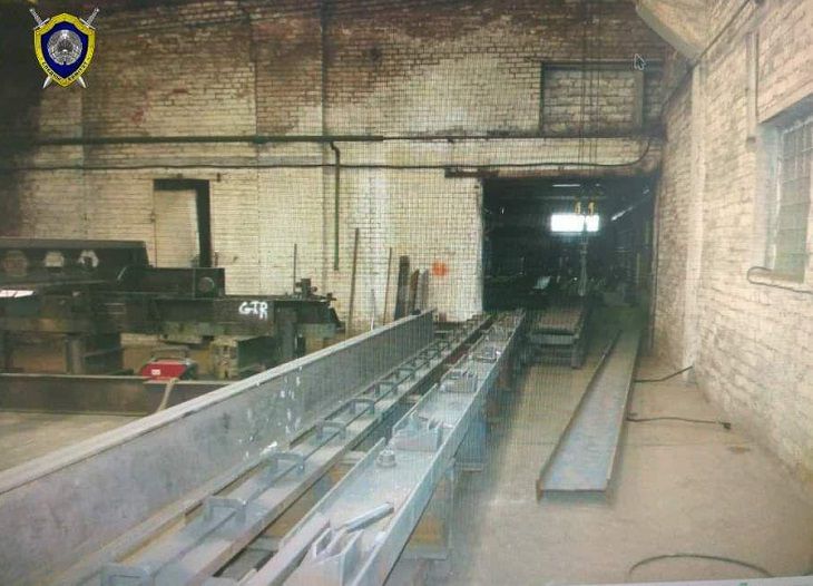 На заводе в Слуцке на 19-летнего парня упала металлическая балка, он в больнице. СК проводит проверку