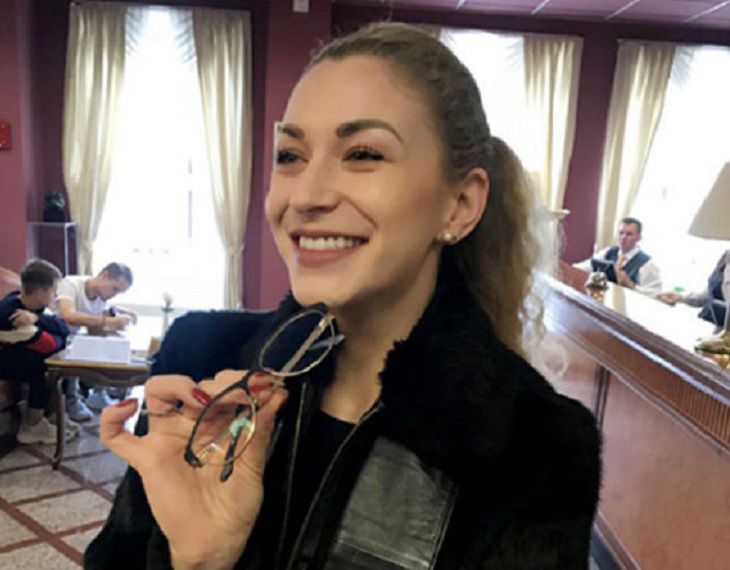 Милиционеры нашли и вернули туристке из Германии дорогие очки, забытые в такси