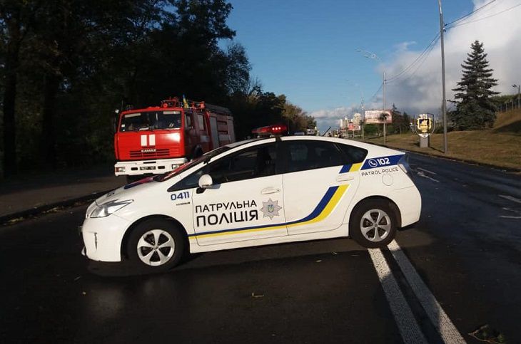 В Киеве вооруженный мужчина устроил стрельбу и угрожает взорвать мост через Днепр