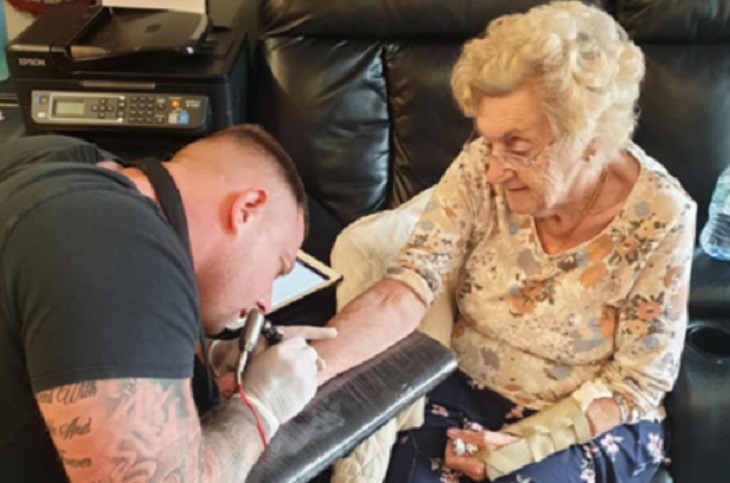  94-летняя прабабушка сделала татуировку в память об умершем муже