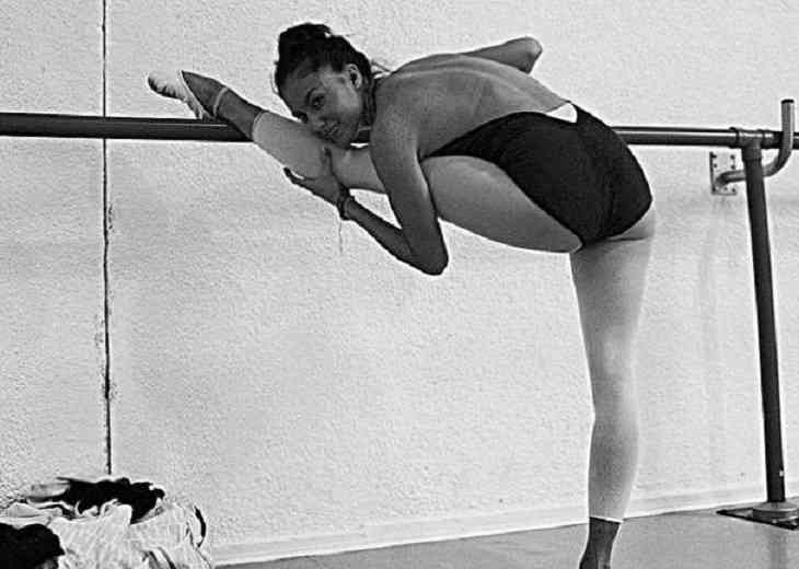 Перебрала с алкоголем. Балерина покусала и побила полицейских в аэропорту