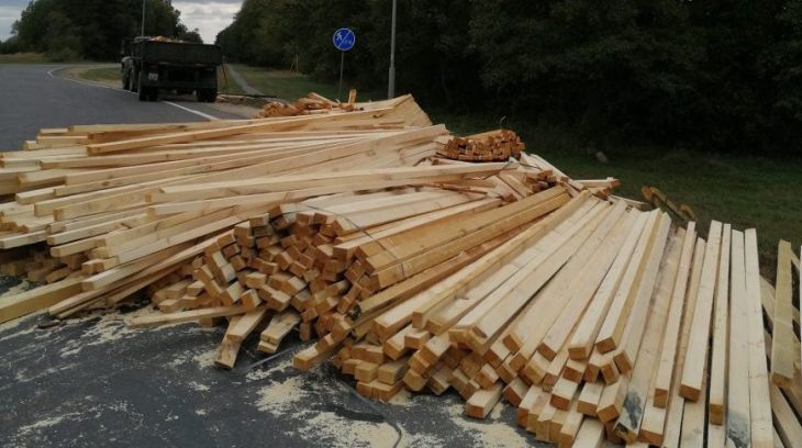 В Малоритском районе с прицепа грузовика на дорогу рассыпались брусья В Малоритском районе с прицепа грузовика на дорогу рассыпались брусья