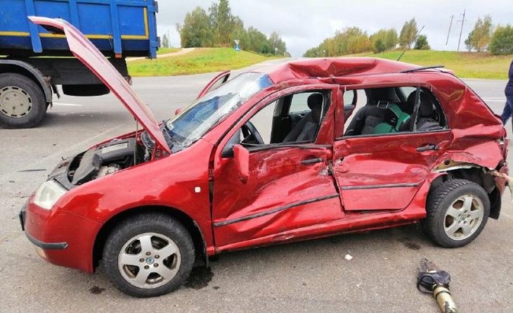 Под Минском Skoda столкнулась с тягачом МАЗ: женщину-водителя зажало в салоне Под Минском Skoda столкнулась с тягачом МАЗ: женщину-водителя зажало в салоне