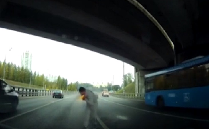 Регистратор снял, как его владельцу стреляют в горло из ракетницы. Человека пришлось тушить Регистратор снял, как его владельцу стреляют в горло из ракетницы. Человека пришлось тушить