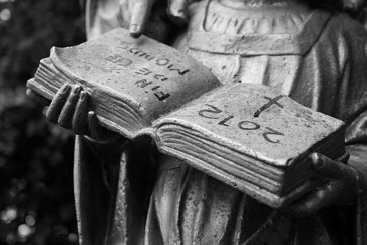 Знаки зодиака, которым астрологи не советуют читать гороскопы