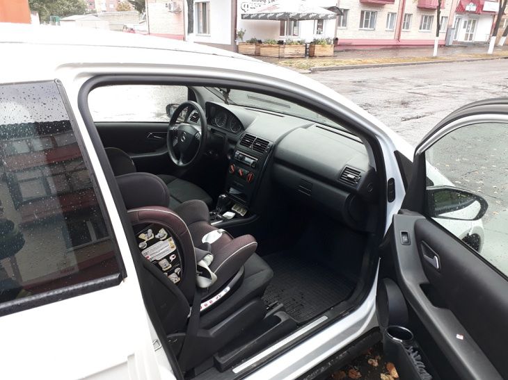 В Калинковичах спасали 2-летнего ребенка. Пришлось взламывать