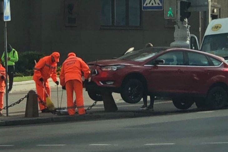 В Минске возле цирка автомобиль повис на оградительном столбике