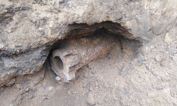 В Барановичах рабочие прокладывали канализацию и нашли артиллерийский ствол со снарядом внутри