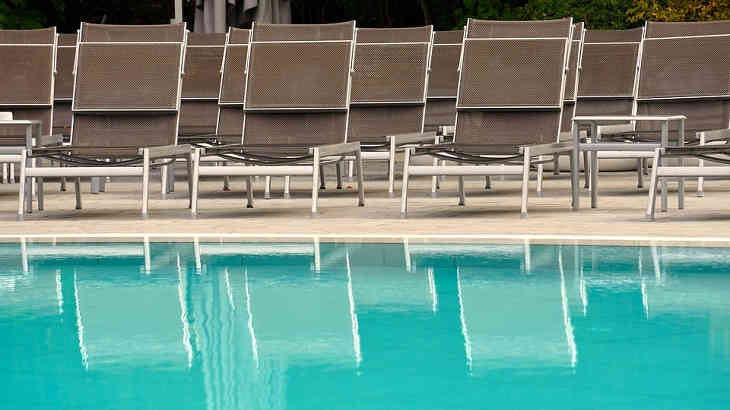 Мать разрешила дочери ходить топлес в бассейн и была обругана