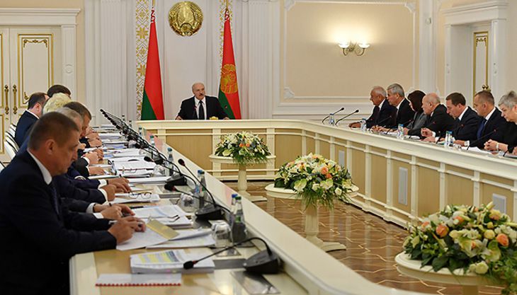 Лукашенко рассказал, кто из чиновников в Беларуси сохранит свой пост после выборов