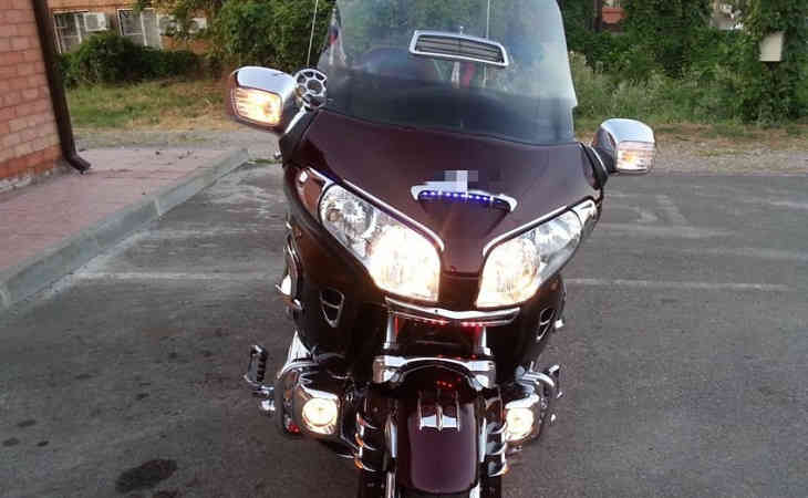 Минчанка бросила в байкера бутылку шампанского за отказ прокатить с ветерком Минчанка бросила в байкера бутылку шампанского за отказ прокатить с ветерком