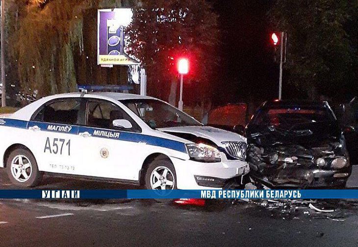 В Могилеве легковушка протаранила машину Департамента охраны В Могилеве легковушка протаранила машину Департамента охраны