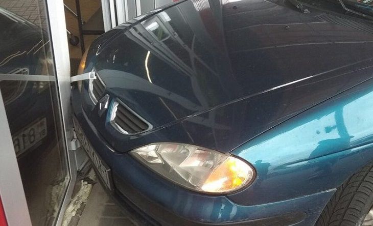 Девушка на «Рено» въехала в двери торгового центра в Ганцевичах