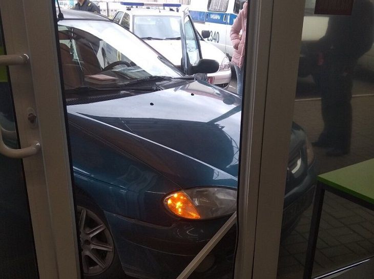 Девушка на «Рено» въехала в двери торгового центра в Ганцевичах