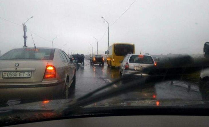 Запчасти по всей дороге. В Могилеве произошло серьезное ДТП с тремя автомобилями