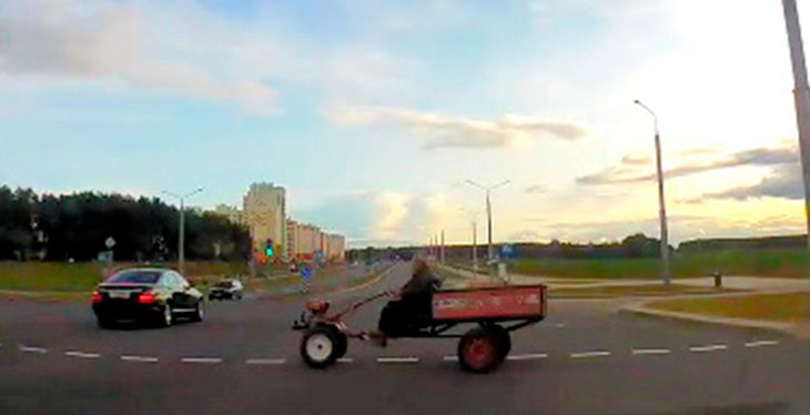 «Ездюк на тарантайке выехал под колеса»: в Гродно замечен безбашенный водитель мотоблока
