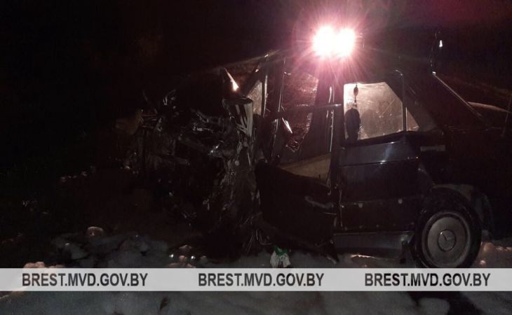 В Ляховичском районе лоб в лоб столкнулись два авто: водители в больнице