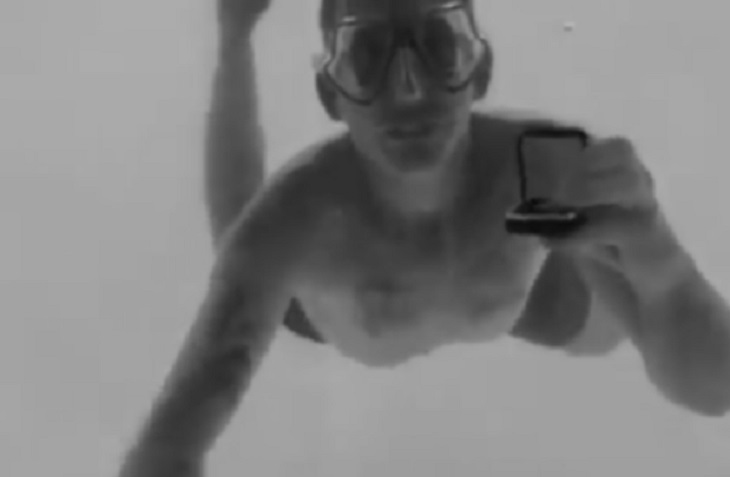 Мужчина делал предложение возлюбленной под водой и умер