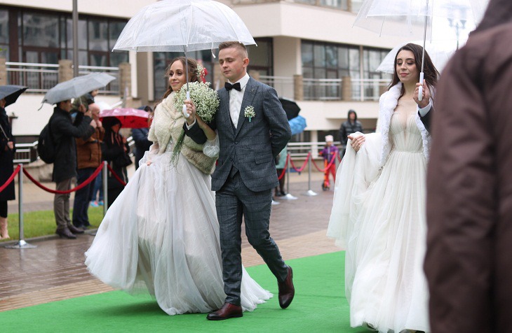Свадебная феерия: в Минске одновременно расписались 23 пары