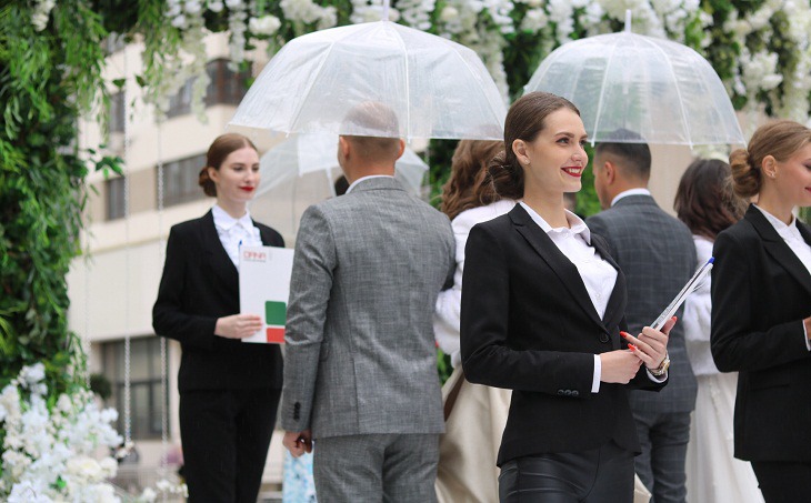 Свадебная феерия: в Минске одновременно расписались 23 пары