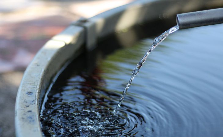 Пенсионерке из Чечерского района выставили счет на холодную воду из колонки. Коммунальщики: норма 5 литров в сутки