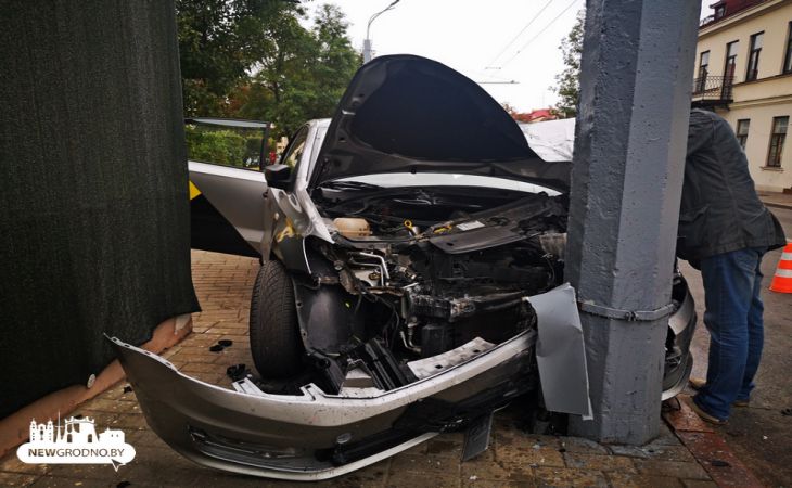 В Гродно водитель такси уснул за рулём и влетел в столб. Пострадала пассажирка