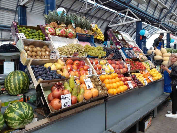 Облепиха от 4,5 руб, малина от 2,5 руб. Какие цены предлагают на Комаровском рынке за «витамины»  