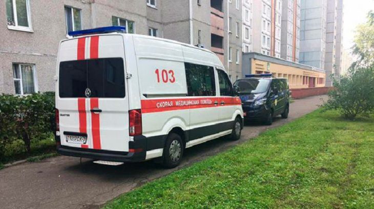 Школьница упала с балкона многоэтажного дома и выжила