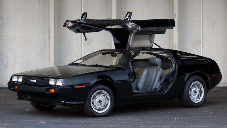 DeLorean в редком цвете и с крошечным пробегом пустили с молотка