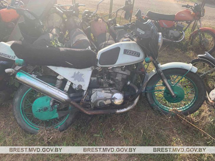 На трассе М-10 ГАИ задержала пьяного бесправника на угнанном мотоцикле