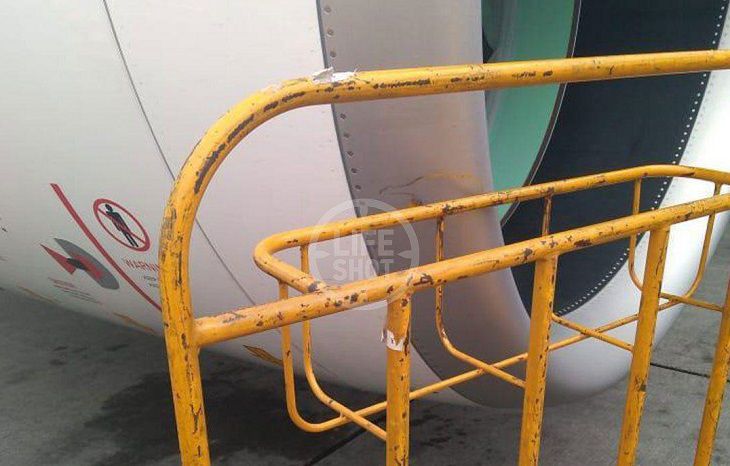 В «Шереметьево» тягач врезался в двигатель самолета
