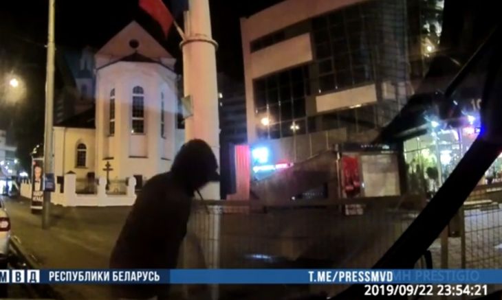 В Минске пьяный мужчина порезал колесо автомобиля Департамента охраны В Минске пьяный мужчина порезал колесо автомобиля Департамента охраны