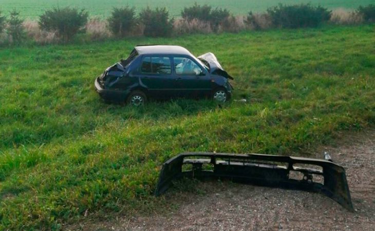 Под Лидой легковушка вылетела в кювет и перевернулась. Водитель серьёзно пострадал