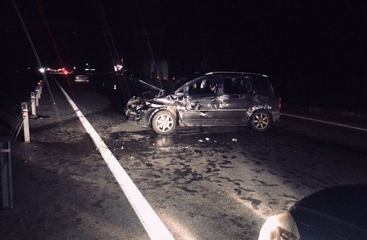 На трассе М1 минивэн вылетел на встречку и перевернулся: пострадал пассажир