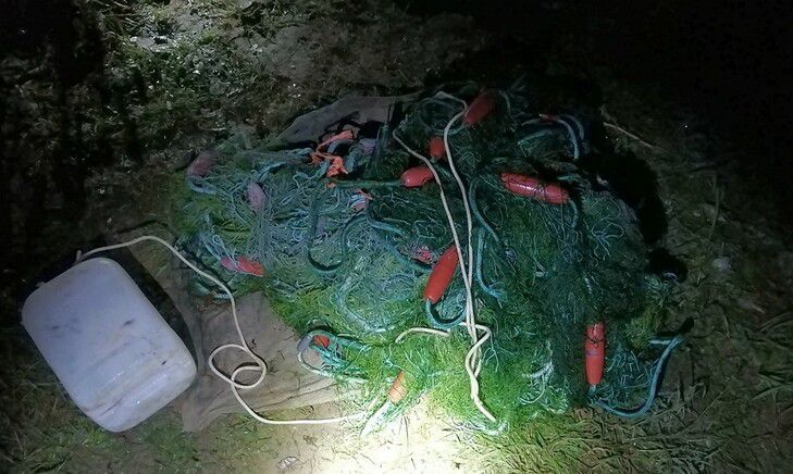 Сотрудники Госинспекции изъяли почти 30 сетей, козел на подворье помог найти еще и обрез: на Днепре задержали браконьеров