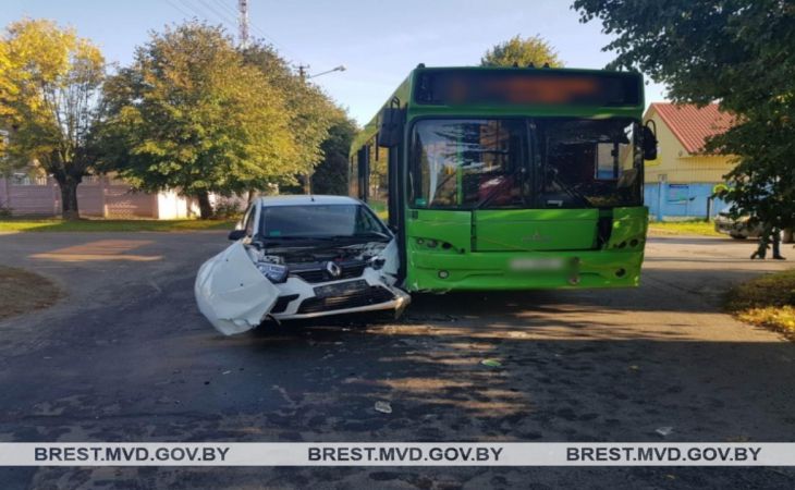 В Барановичах столкнулись такси и городской автобус. Пострадал пассажир