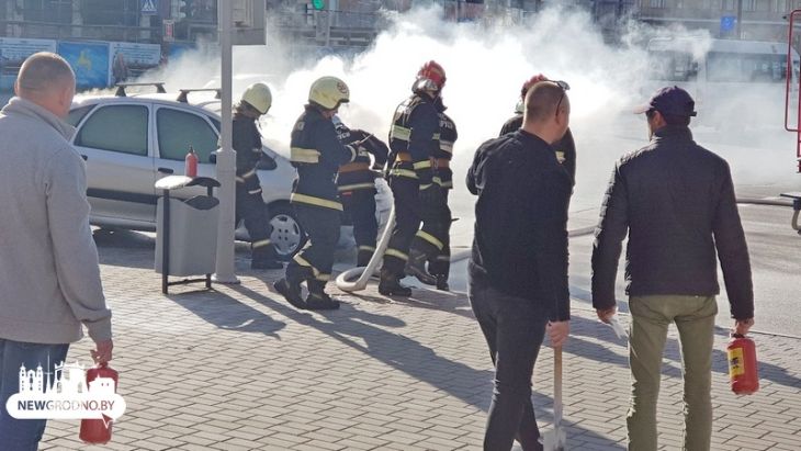 В Гродно в движении загорелся автомобиль, внутри которого находился ребенок 