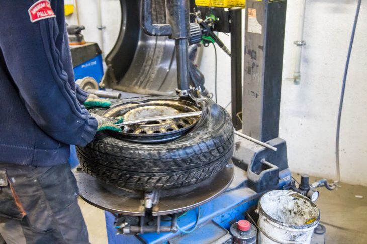 Могилевчанина обокрали на станции техобслуживания, пока он оплачивал услуги