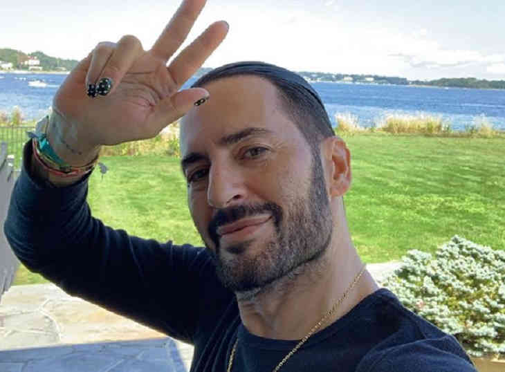 Неестественно длинные пальцы известного дизайнера насмешили фанатов