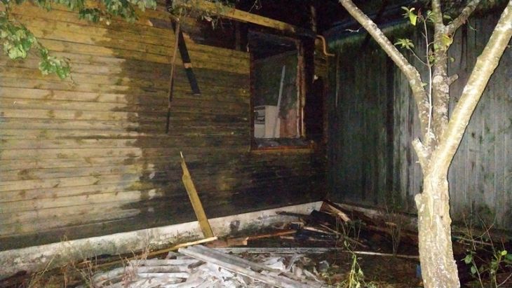 В Ельске неизвестные подожгли дом, который год назад уже горел