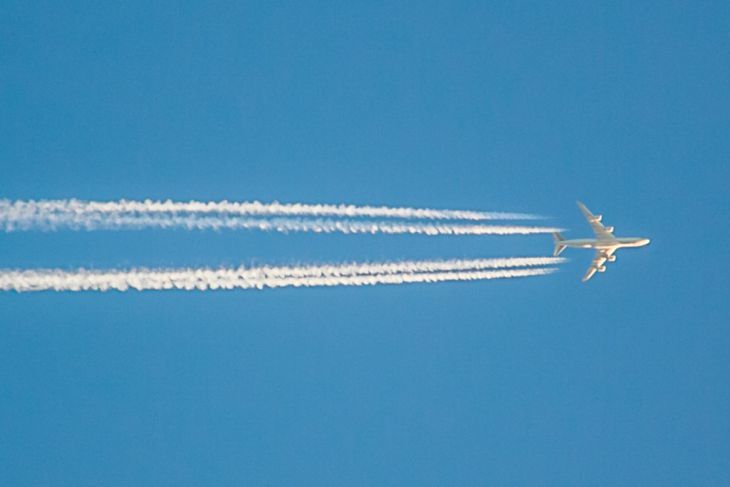 Женщина открыла дверь самолета перед взлетом, чтобы «проветрить салон»