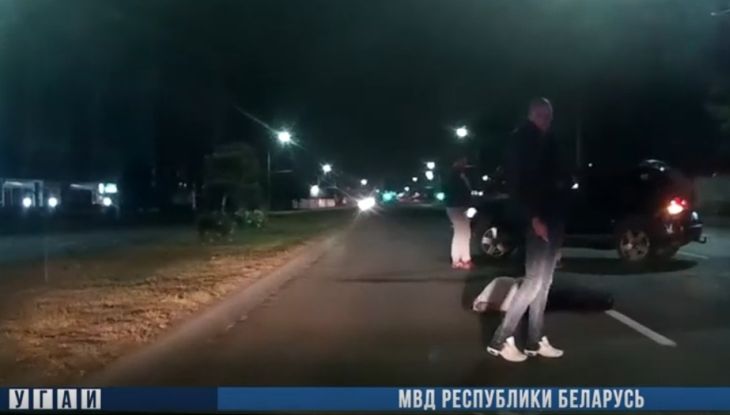 В Бресте сотрудники ГАИ и таксисты убрали с дороги пьяного пешехода