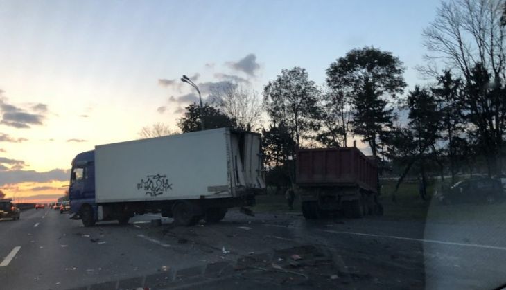 Серьезная авария в Минске: на МКАД столкнулись два грузовика и легковое авто