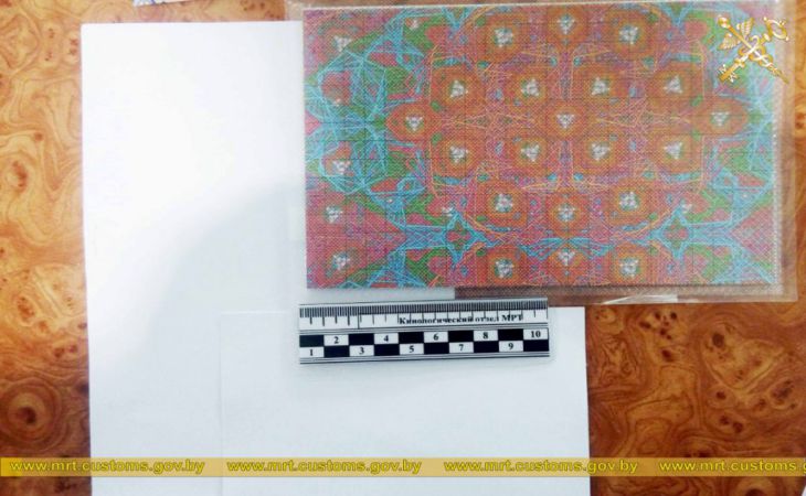 Двум белорусам пришли посылки с марками ЛСД. Их перехватили таможенники