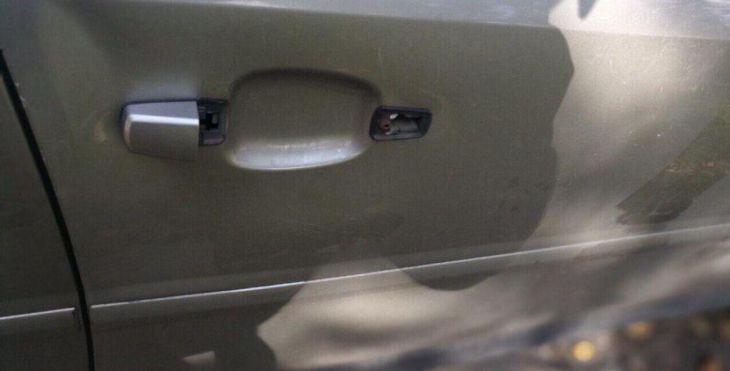 Минчанин поссорился с таксистом и стал бить автомобиль ногами