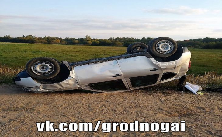 Под Щучином перевернулась легковушка. Водитель погиб Под Щучином перевернулась легковушка. Водитель погиб