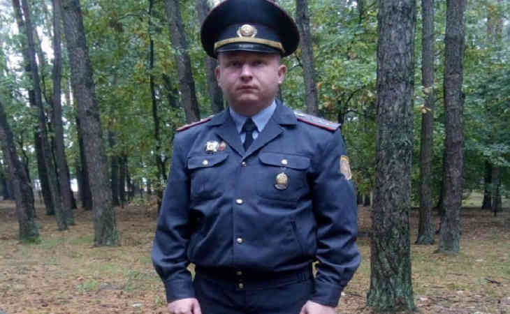 В Пинске школьница с собакой провалилась в трехметровую яму. Выбраться помог милиционер