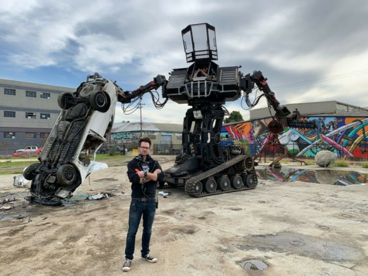 В США выставили на аукцион робота-великана