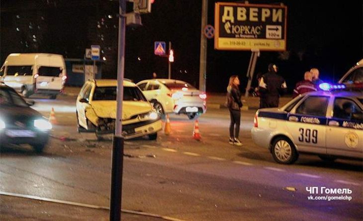 В Гомеле на Мазурова столкнулись две легковушки В Гомеле на Мазурова столкнулись две легковушки