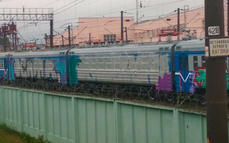 В Барановичах парень нарисовал граффити на вагонах электрички и стал фигурантом уголовного дела